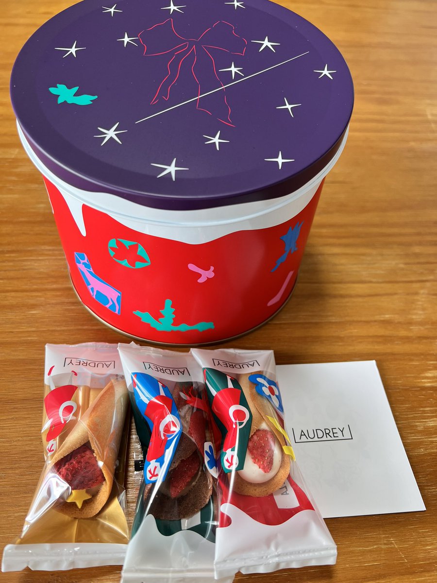 cocco_sato's tweet photo. 苺のお菓子！🍓

#Audry 
#クリスマス缶 https://t.co/UBLucmBQ8l