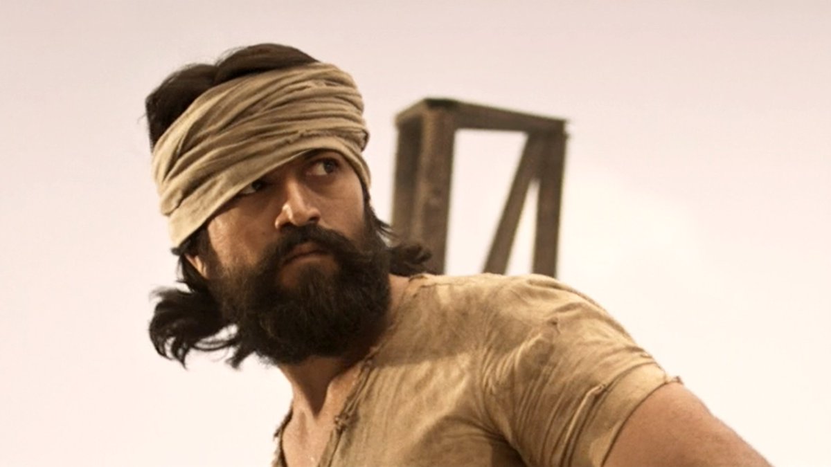 Let's turn to the most rocky-ing chapter in history 😎🔥

#6YearsOfKgfChapter1
