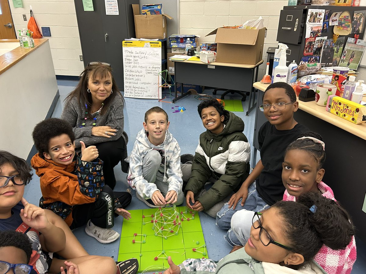 jillparaska's tweet photo. Love to see our stem club working together. ❤️#Creekside #CESg8trs @SufVAschools https://t.co/4iRxKErhF5