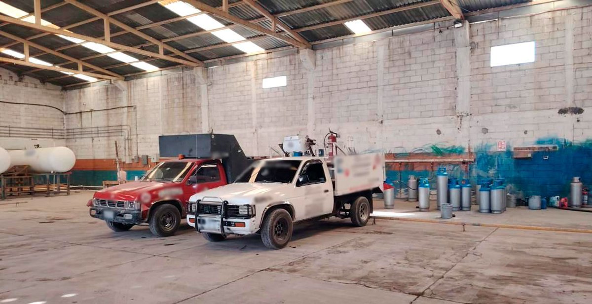 soyluisgabriel1's tweet photo. 🚩⛽️ @FGRMexico catea un predio en #Tepanco de López, donde 17 presuntos huachigaseros fueron detenidos.
Aseguraron más de 122 mil litros de combustible robado. ❌ #Puebla https://t.co/8JKA9sA0jM