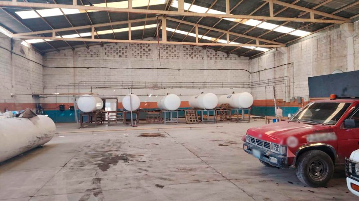 soyluisgabriel1's tweet photo. 🚩⛽️ @FGRMexico catea un predio en #Tepanco de López, donde 17 presuntos huachigaseros fueron detenidos.
Aseguraron más de 122 mil litros de combustible robado. ❌ #Puebla https://t.co/8JKA9sA0jM