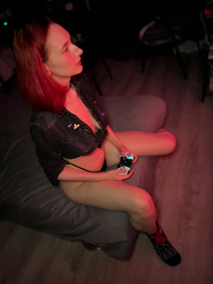 junoq_69's tweet photo. This night, we’re spending together [do you like my sexy ounfit? 😉] https://t.co/Kf7rp4vVF9