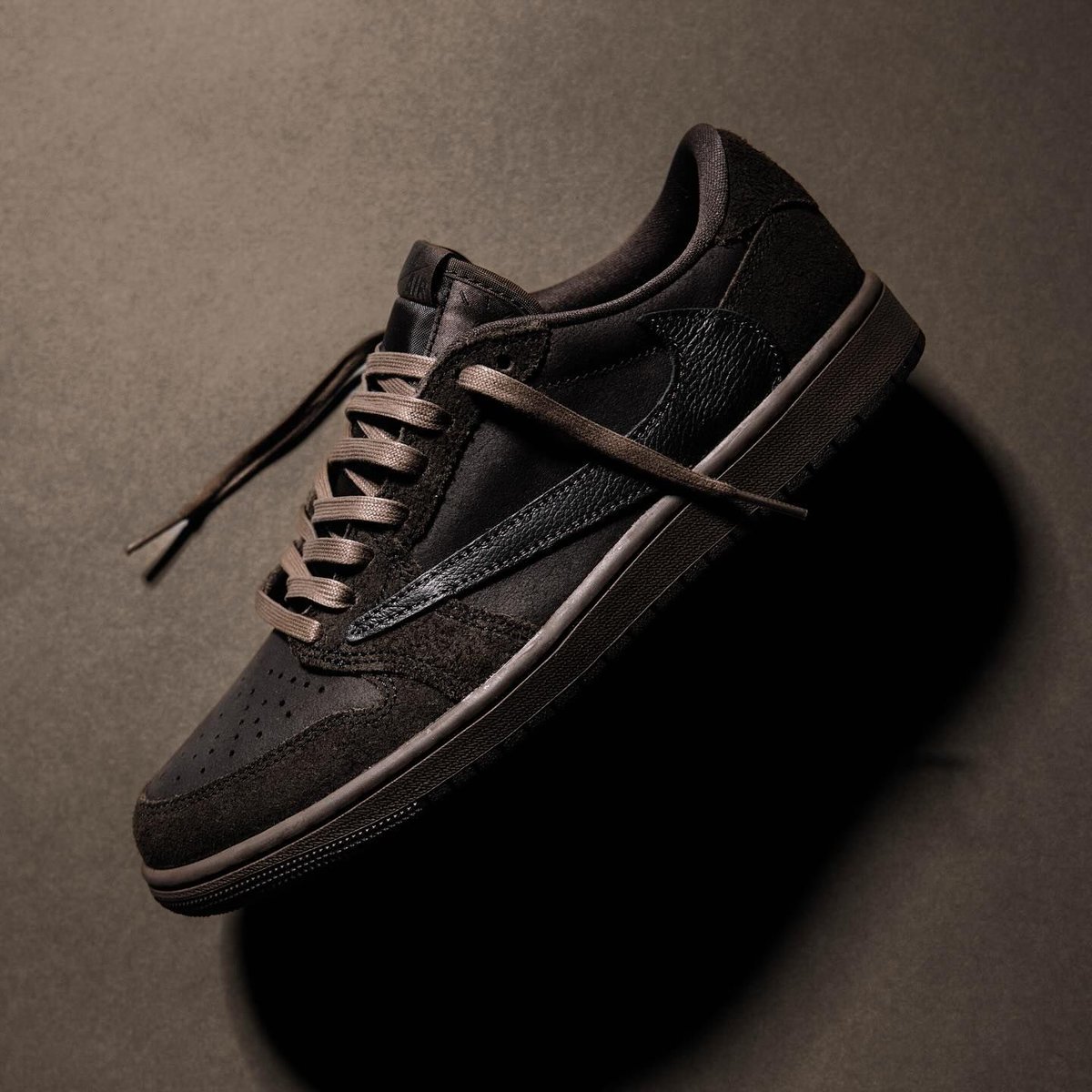 JustFreshKicks's tweet photo. The Travis Scott x Air Jordan 1 Low OG 'Velvet' drops tomorrow at 10am ET 🍫

Link -> https://t.co/dQnSPrY9ye https://t.co/bY436umUT3