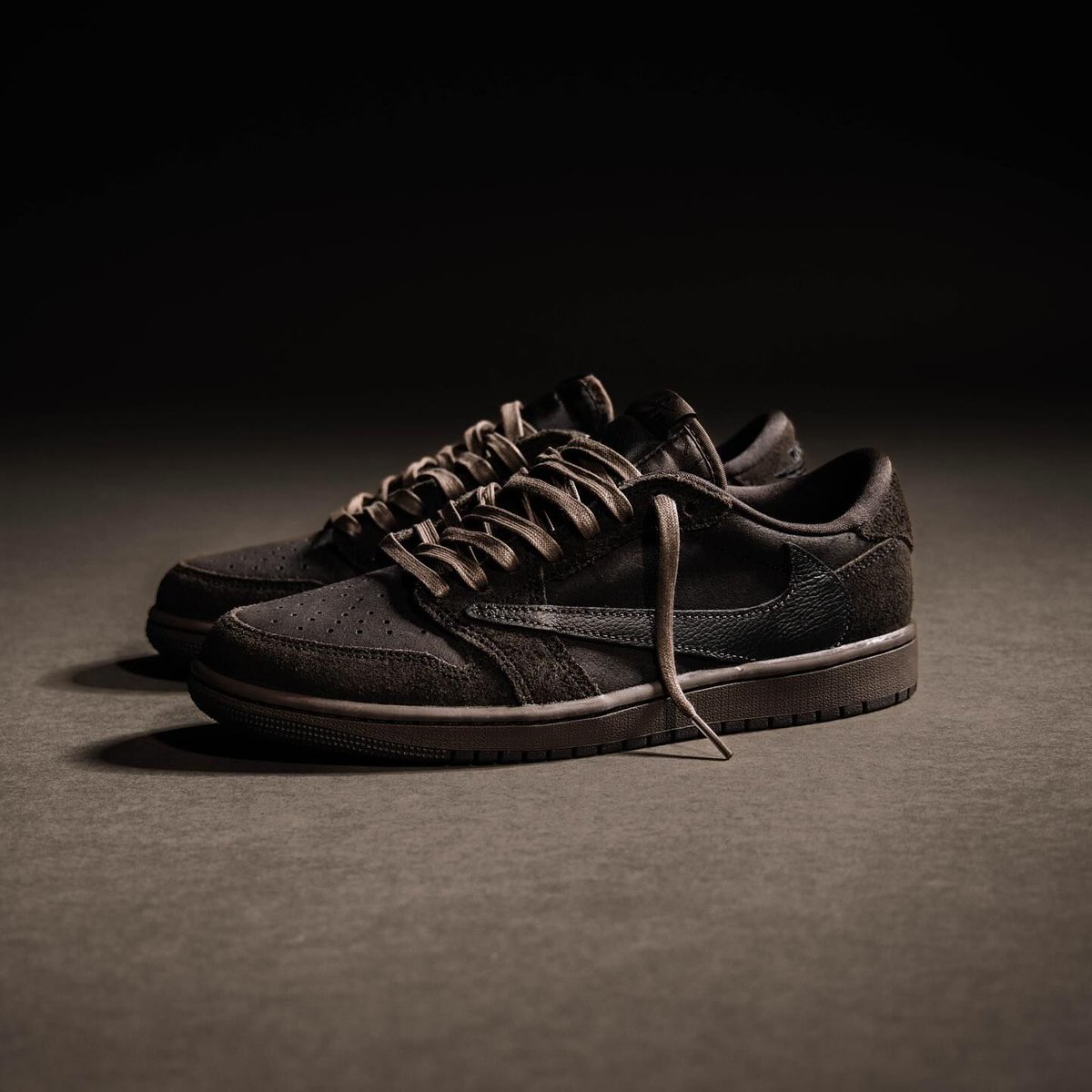 JustFreshKicks's tweet photo. The Travis Scott x Air Jordan 1 Low OG 'Velvet' drops tomorrow at 10am ET 🍫

Link -> https://t.co/dQnSPrY9ye https://t.co/bY436umUT3