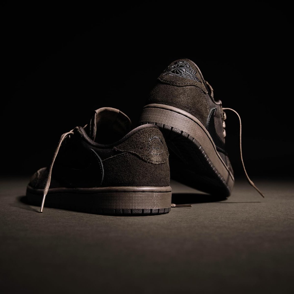 JustFreshKicks's tweet photo. The Travis Scott x Air Jordan 1 Low OG 'Velvet' drops tomorrow at 10am ET 🍫

Link -> https://t.co/dQnSPrY9ye https://t.co/bY436umUT3