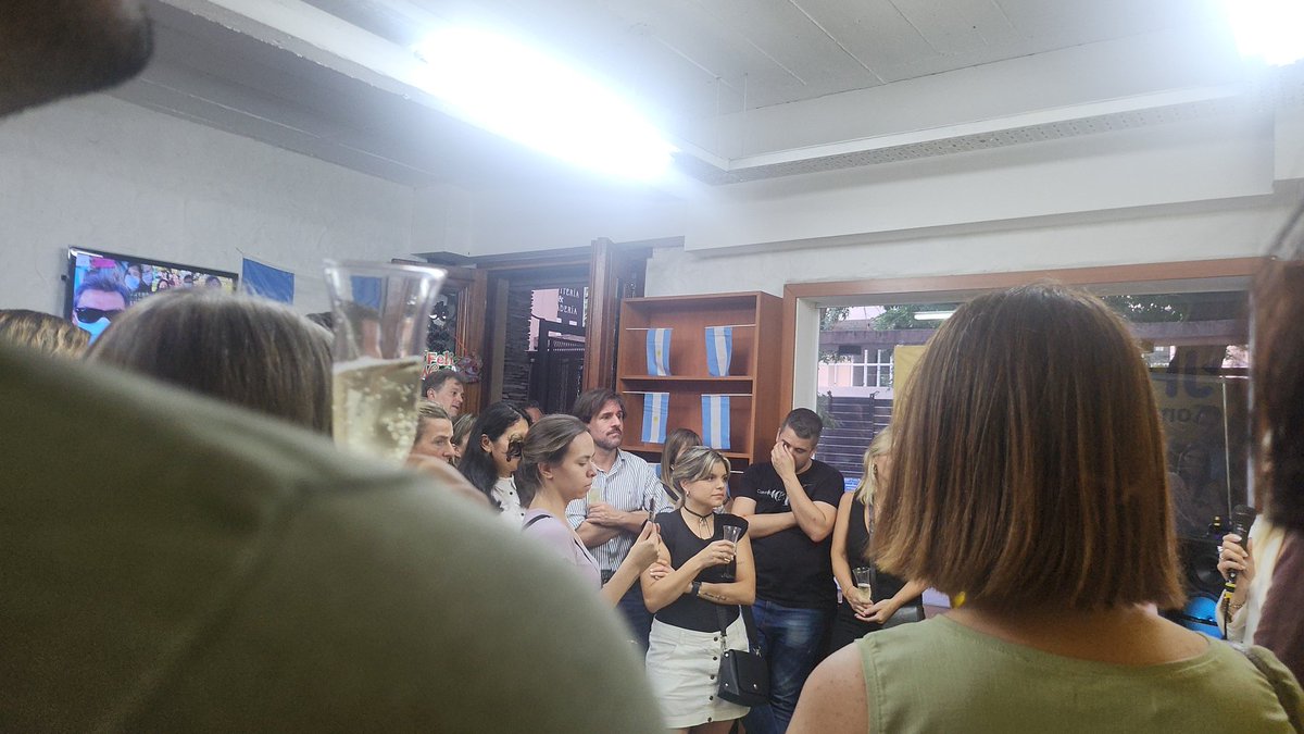 AliciaBesada's tweet photo. A disfrutar el nuevo local @PROComuna6
Rio de Janeiro al 500 !
#TESPERAMOS !! @Gerar_Ayerbe78 @marceiambrich @danielmattioli @gabisalusso @serelsalusso @Lau_Ghezzi https://t.co/txKAUSB9km