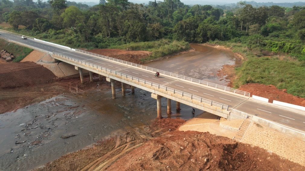 date_africa's tweet photo. 🇨🇲Cameroun : Achèvement des travaux de construction de la route Ntui Ndjolé: les équipes procèdent ce vendredi aux opérations de pré-réception des travaux.
#utdantui #utdandjolé #utdaroute #utdainfo #utdacameroun https://t.co/oiNyMPg8xD