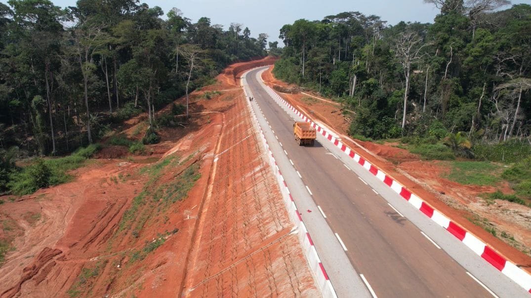date_africa's tweet photo. 🇨🇲Cameroun : Achèvement des travaux de construction de la route Ntui Ndjolé: les équipes procèdent ce vendredi aux opérations de pré-réception des travaux.
#utdantui #utdandjolé #utdaroute #utdainfo #utdacameroun https://t.co/oiNyMPg8xD