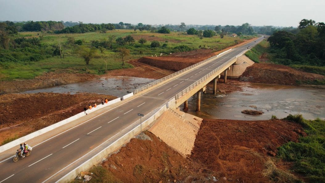 date_africa's tweet photo. 🇨🇲Cameroun : Achèvement des travaux de construction de la route Ntui Ndjolé: les équipes procèdent ce vendredi aux opérations de pré-réception des travaux.
#utdantui #utdandjolé #utdaroute #utdainfo #utdacameroun https://t.co/oiNyMPg8xD