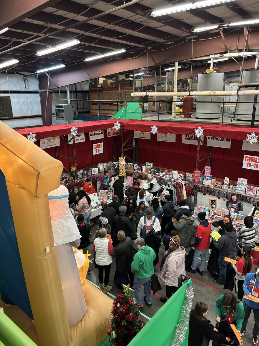 DaronHall7's tweet photo. Great day ⁦@LastMinToyStore⁩ with my mother,⁦@NC5_NickBeres⁩, ⁦@georgeplastertn⁩ and hundreds of volunteers. Because of all…. over 7000 children will have a very special Christmas morning. https://t.co/A4A9CxrMDP
