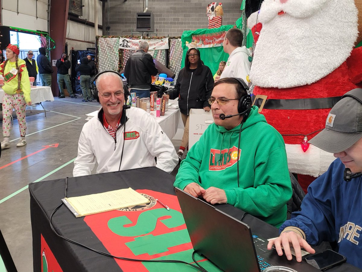 DaronHall7's tweet photo. Great day ⁦@LastMinToyStore⁩ with my mother,⁦@NC5_NickBeres⁩, ⁦@georgeplastertn⁩ and hundreds of volunteers. Because of all…. over 7000 children will have a very special Christmas morning. https://t.co/A4A9CxrMDP