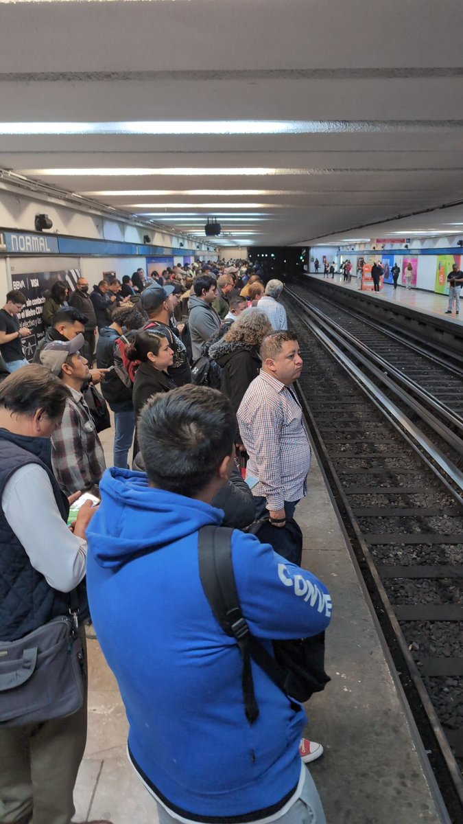 luisoteroa's tweet photo. @MetroCDMX así estación Normal rumbo a Taxqueña y no pasan trenes. https://t.co/v1RlWSRsC3
