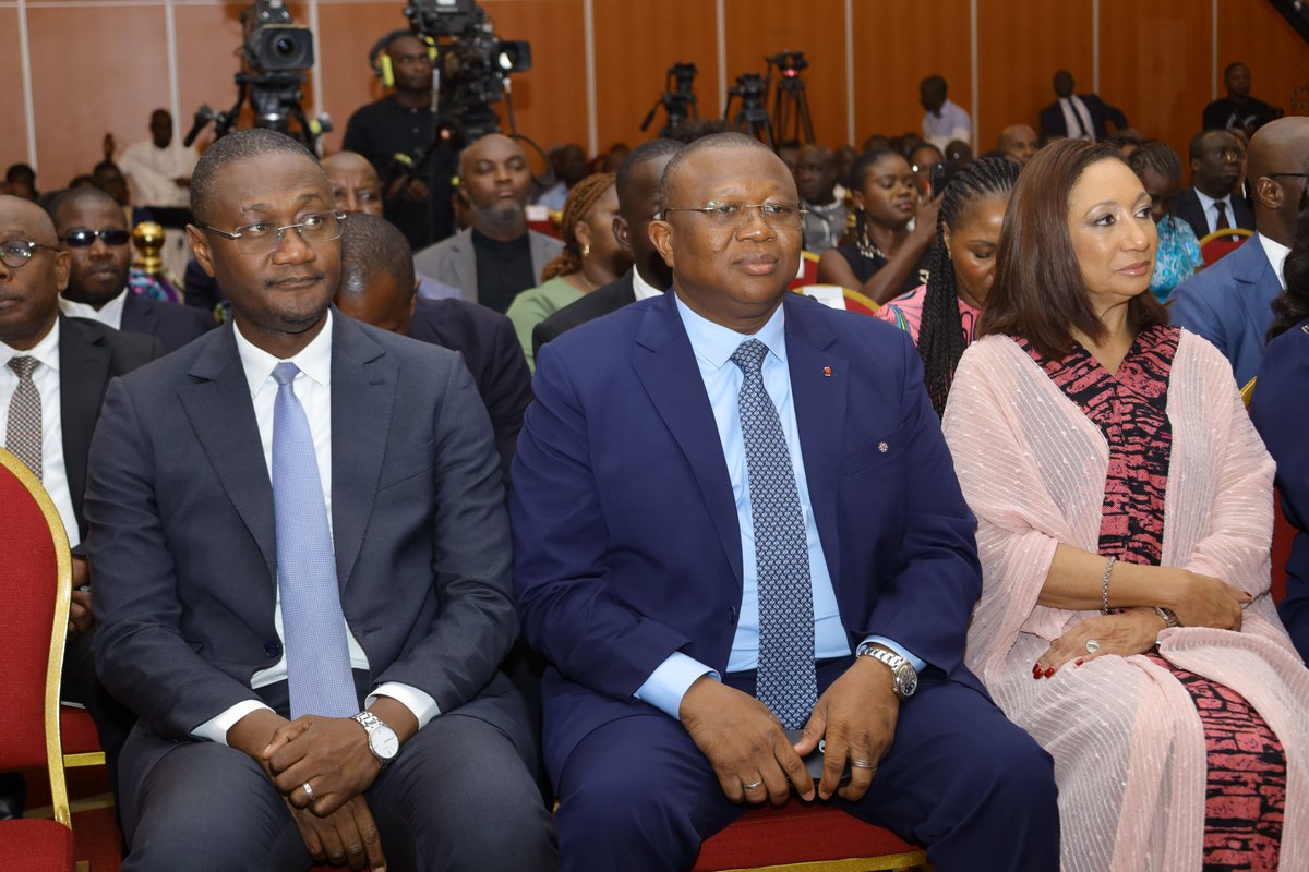 's tweet image. Ordre du Mérite de la Communication | Ce 20 décembre, 55 personnalités ont été distinguées par le Ministre Amadou COULIBALY pour leur contribution exceptionnelle aux secteurs de la Communication et des Médias en Côte d’Ivoire. Une reconnaissance qui honore le métier ! #MINCOM