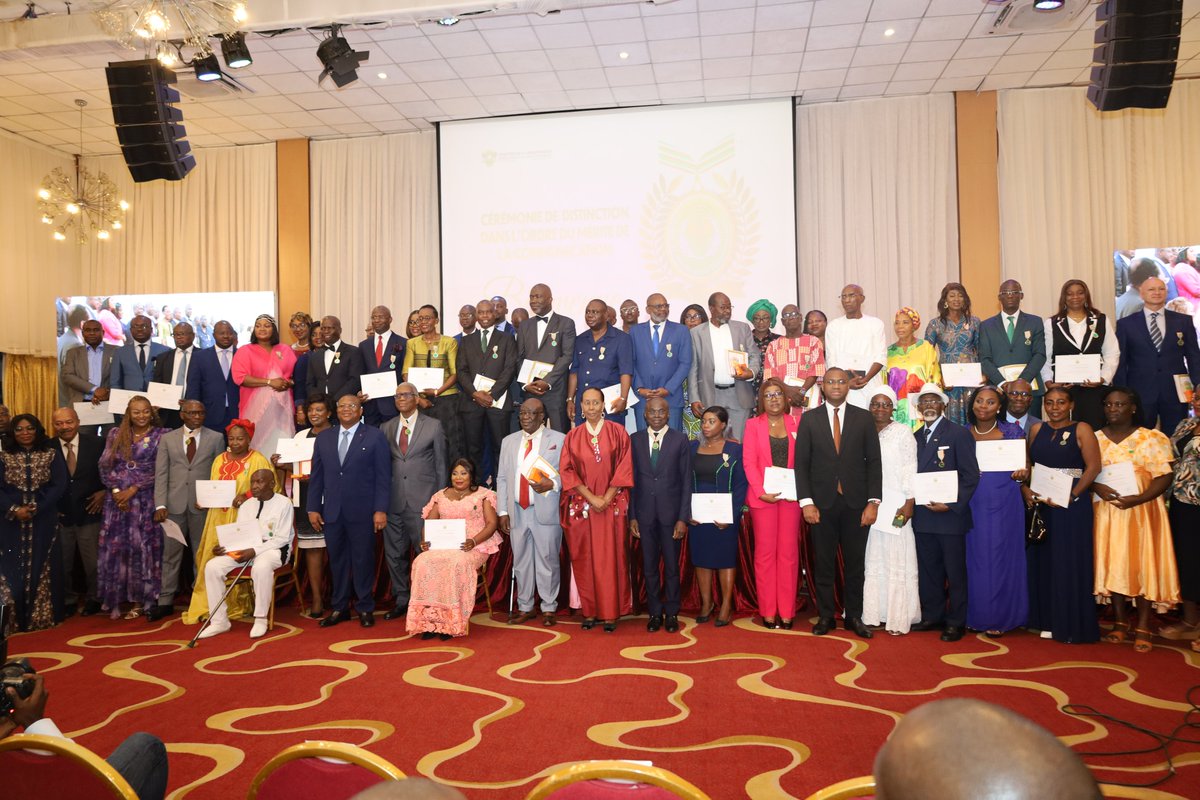 's tweet image. Ordre du Mérite de la Communication | Ce 20 décembre, 55 personnalités ont été distinguées par le Ministre Amadou COULIBALY pour leur contribution exceptionnelle aux secteurs de la Communication et des Médias en Côte d’Ivoire. Une reconnaissance qui honore le métier ! #MINCOM