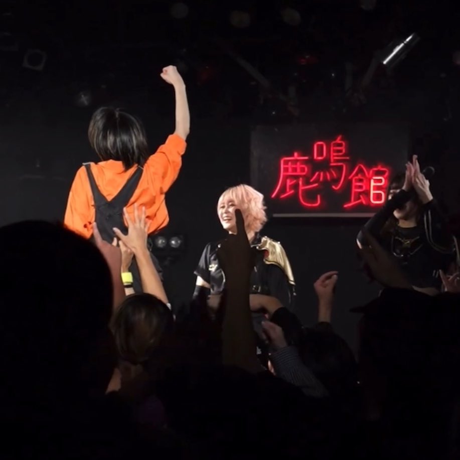 27_daaaike's tweet photo. こんな年の瀬に、30代になるまえに、女の子の地下アイドルのライブでリフト上がるなんて思ってなくて、
人生って何があるかわかんねぇなって改めて思ったからこれからも元気にやりたいことやって生きていこうと思います💪💪

いけだは今年も元気でしたよ😇 https://t.co/VPTYu1PU3x