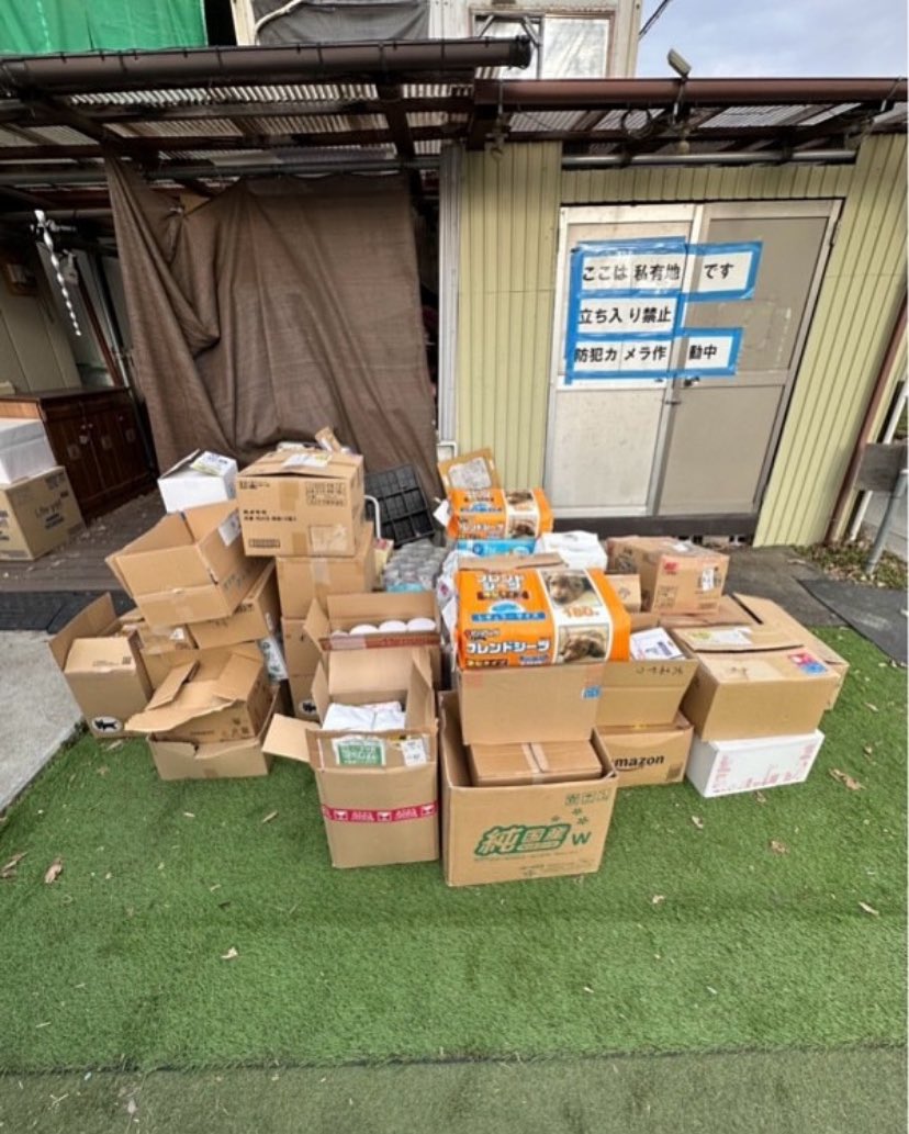 BatonDearpet's tweet photo. 先日、いのちのバトンプロジェクトへいただいた支援物資をペット里親会さんへお届けしてきました🐾
⁡
優しいご家族さまとお空のお子さまたちからのフードやおやつ、シーツ、とっても喜ばれました！
⁡ https://t.co/xnDl0pGZAi