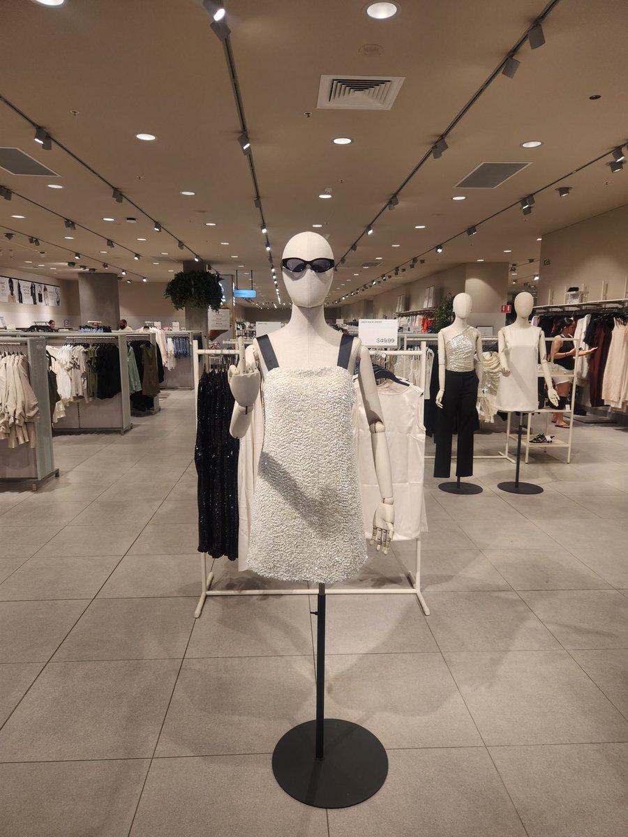 ZippyDoesVoices's tweet image. Walk into H&amp;amp;M today with @RukoRuby and get greeted like this like damn H&amp;amp;M, what did I do to you? Chill!

#whatthehellisthis #bruh #howrude #dailythings