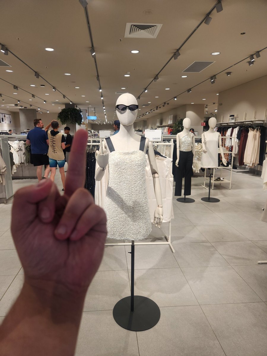 ZippyDoesVoices's tweet image. Walk into H&amp;amp;M today with @RukoRuby and get greeted like this like damn H&amp;amp;M, what did I do to you? Chill!

#whatthehellisthis #bruh #howrude #dailythings