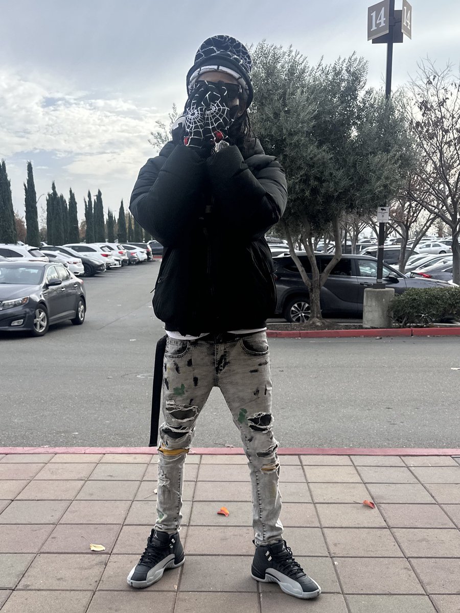 Dooni3Nmbd's tweet image. Superstar status when I’m shopping thousand dollar Marc Jacob denims remember I was broke in hammy downs 💯 #NmbdShit💰🎭 #FreeDaTeam🔐