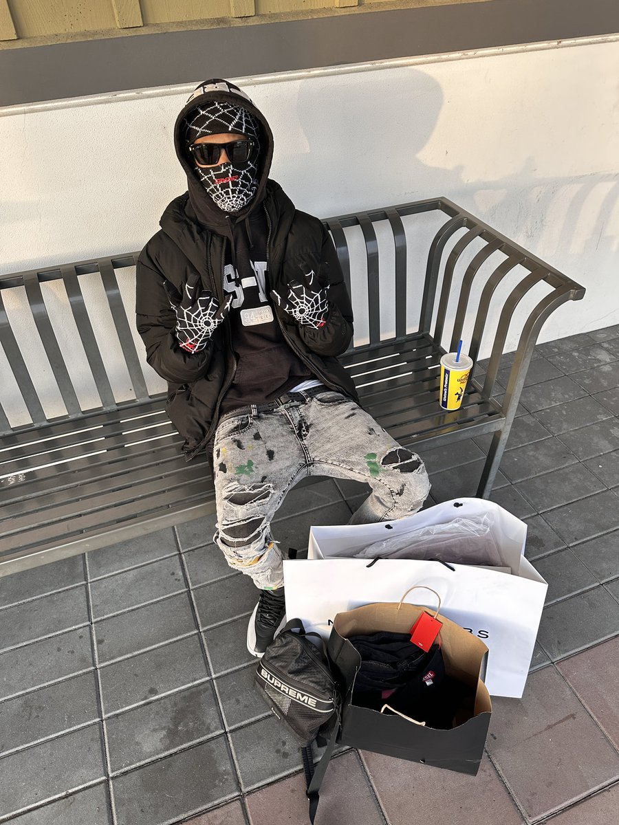 Dooni3Nmbd's tweet image. Superstar status when I’m shopping thousand dollar Marc Jacob denims remember I was broke in hammy downs 💯 #NmbdShit💰🎭 #FreeDaTeam🔐