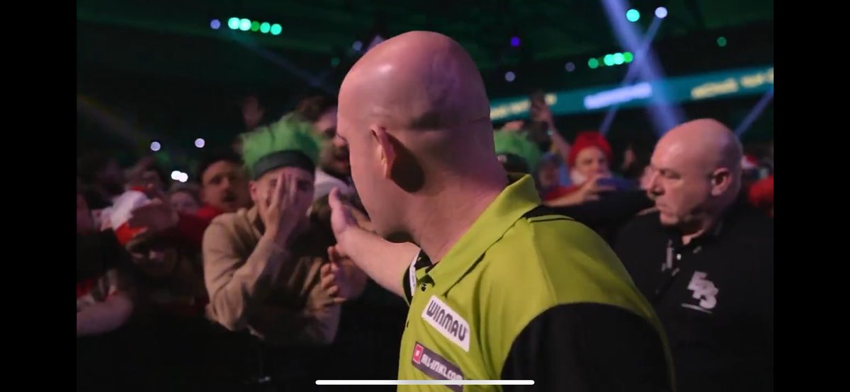 J_Castle9709's tweet photo. @MvG180 @Kempinski @Winmau @TOTODartKings @KeukenConc @ModusDarts180 Fair play for getting up there after this https://t.co/rDfDGpmB5N