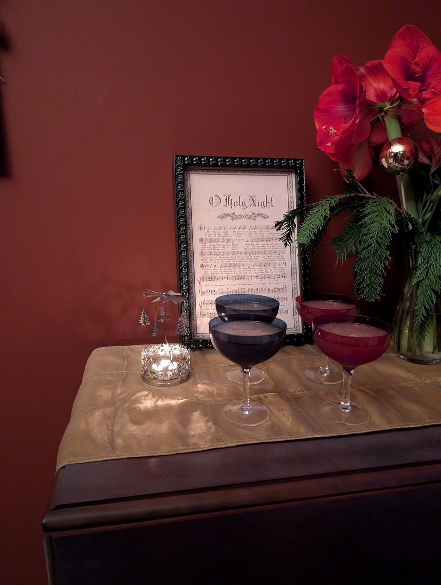 Time for a French Blonde Cocktail and Parallel Lines by Blondie

#CocktailCalendar2024