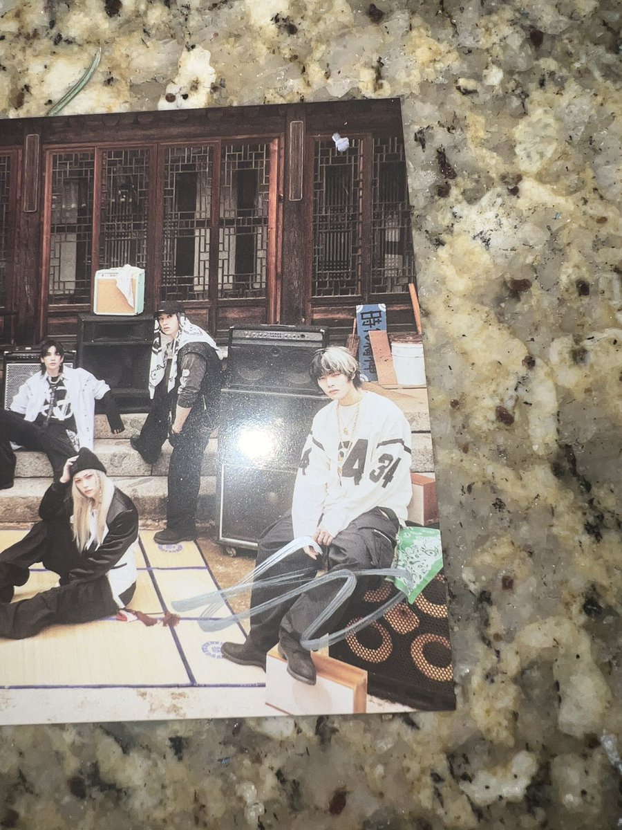 VacaDanielle's tweet photo. @leedontknow hi!! my sister and i are wondering if this is chan, lee know, or hyunjin? could you help us please? https://t.co/OLCqIZoNjd