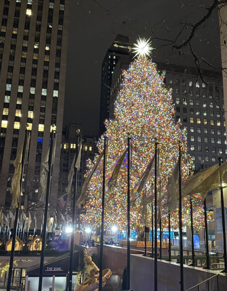 MarcusAgrippa40's tweet photo. #christmasinnewyork #christmas #photography #picoftheday #urbanphoto #art #xmas #xmastree #rockefellercenter #photooftheday #NewYork https://t.co/RQ8eGaZgkN