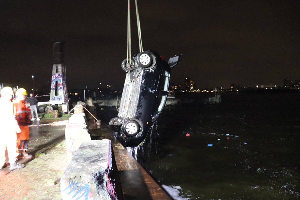 #Amsterdam-Noord Tuindorp Oostzaan. #Auto met twee inzittenden is vanavond in ' t IJ belandt bij het #NDSM-Plein. Het #waterongeval vond om 18.44 uur plaats en werd opgeschaald naar zeer groot waterongeval. Twee slachtoffers per #amb onder #politiebelegeiding <a href="/POL_TV_AM/">Verkeerspolitie Amsterdam</a> naar zkh.