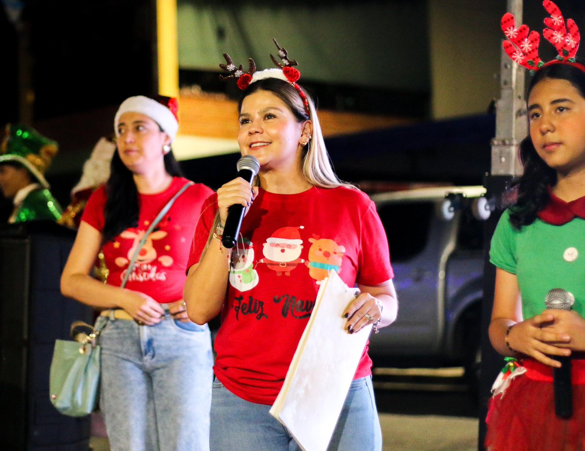 Alcaldiafblanca's tweet photo. ¡Con éxito finalizaron las Novenas Navideñas! 

En el último día, familias del barrio Los Andes disfrutaron de una noche llena de magia, música y regalos. 

Junto a la gestora social @nsanchezsilva y los tradicionales matachines, se vivió una noche alegre e inolvidable. https://t.co/BB73s5gUoL
