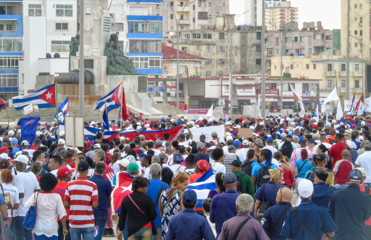 gobhabana's tweet photo. 🇨🇺| Multitudinaria marcha del pueblo combatiente en #LaHabanaViveEnMí. Junto al líder de la Revolución Cubana GE Raúl Castro y el presidente @DiazCanelB el pueblo cubano marchó unidos en un solo corazón, latiendo por la tierra, más bella que ojos humanos han visto. #MarchoXCuba https://t.co/9DivshwhwO