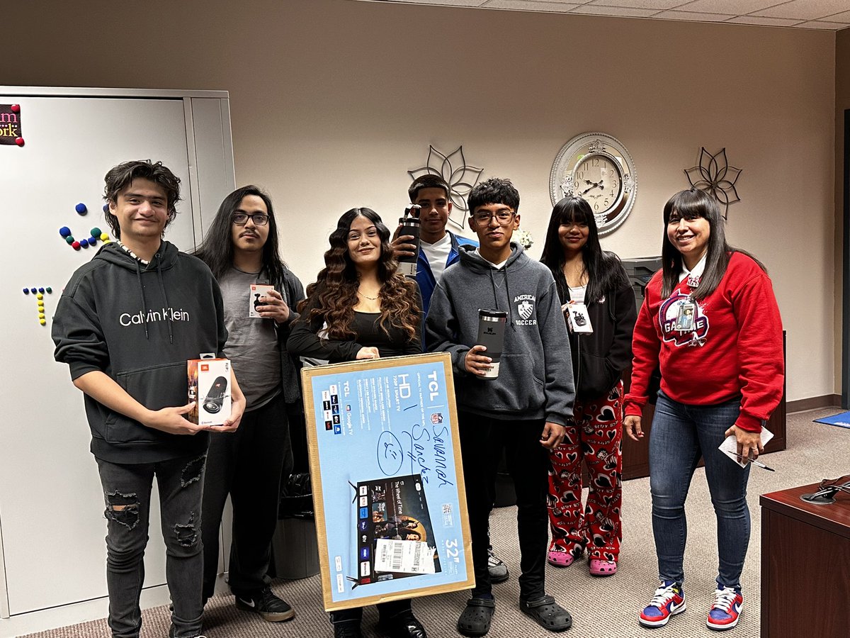 CMartin_EHS's tweet image. What better way to celebrate the last day of Semester 1 than with a Trailblazing #AllInForAttendance giveaway!🔥🏆🙌 @EOrtiz_AHS @SGomez18_AHS @HPerez_AHS @jWood_AHS @AHernandez_TECH @SISD_HS #1Team1Dream #ALLin #TeamSISD