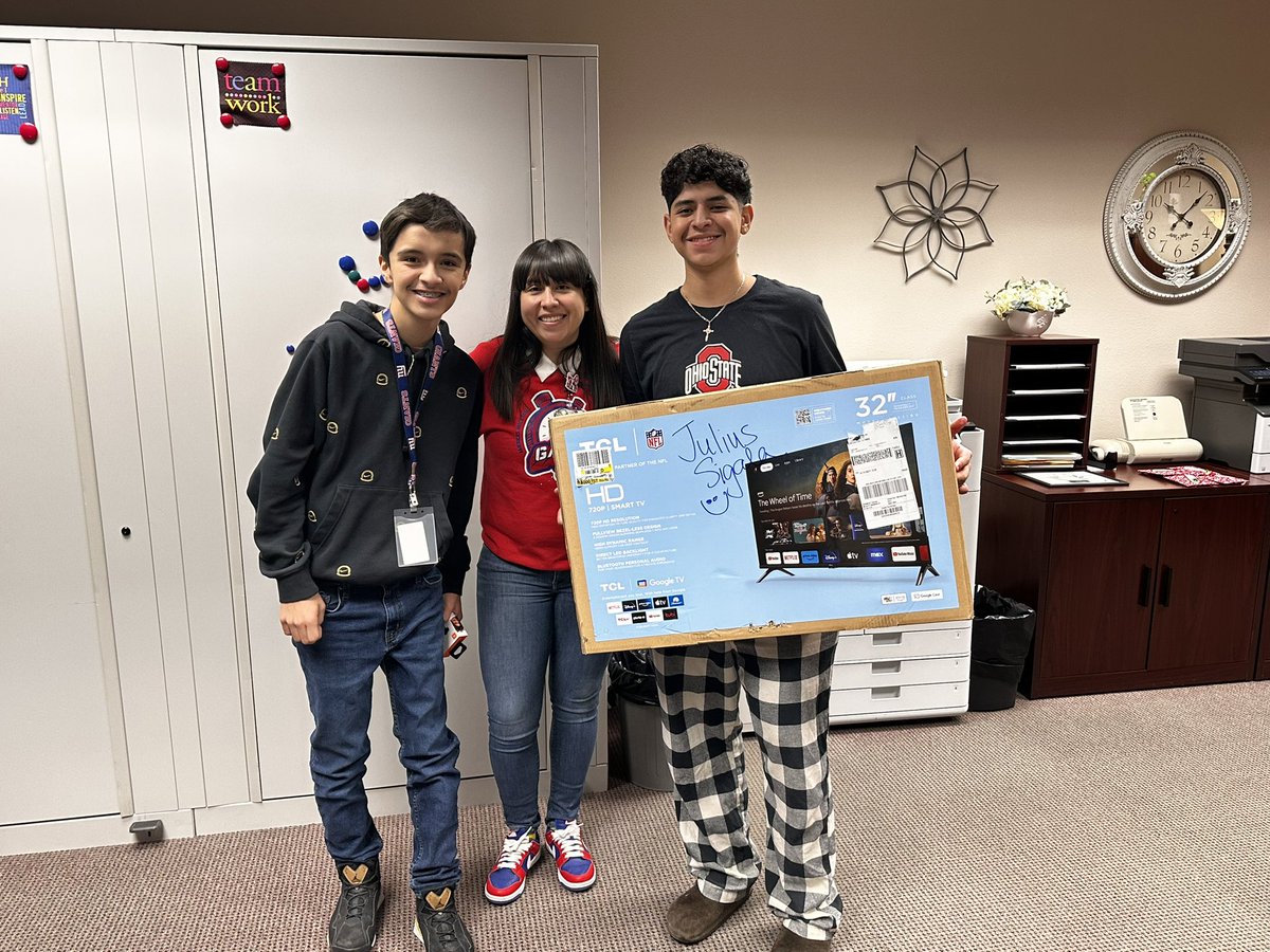 CMartin_EHS's tweet image. What better way to celebrate the last day of Semester 1 than with a Trailblazing #AllInForAttendance giveaway!🔥🏆🙌 @EOrtiz_AHS @SGomez18_AHS @HPerez_AHS @jWood_AHS @AHernandez_TECH @SISD_HS #1Team1Dream #ALLin #TeamSISD