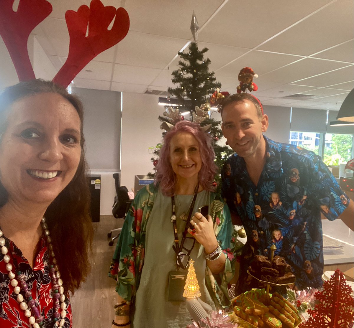 GretchenDePoint's tweet photo. Heading into break, we delivered treats &amp; gratitude to our amazing teachers. Seeing smiles was a great reminder of our supportive community. At assembly, students shared micro-affirmations practicing kindness &amp; gratitude. Now, family time. #UWCSEA #Gratitude https://t.co/qQ4yUZWpdZ