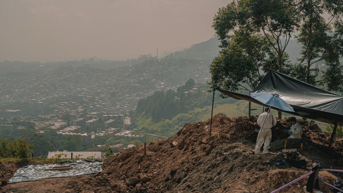 JEP_Colombia's tweet photo. #Atención | La JEP y la @UBPD_Colombia encontraron nuevas estructuras óseas en La Escombrera de La Comuna 13 de Medellín. Es el tercer hallazgo forense esta semana.

El Instituto Nacional de Medicina Legal (@MedLegalColombi) empezará el proceso para identificar cuántas y quiénes son las víctimas.