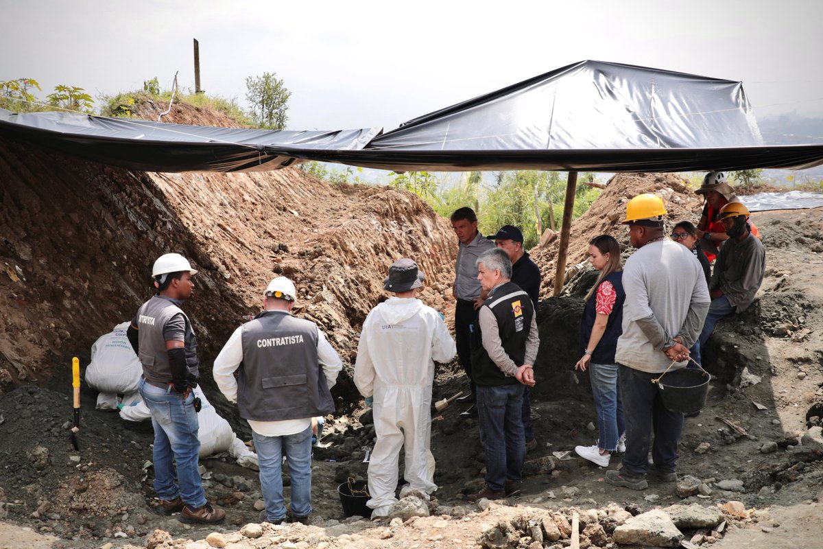 JEP_Colombia's tweet photo. #Atención | La JEP y la @UBPD_Colombia encontraron nuevas estructuras óseas en La Escombrera de La Comuna 13 de Medellín. Es el tercer hallazgo forense esta semana.

El Instituto Nacional de Medicina Legal (@MedLegalColombi) empezará el proceso para identificar cuántas y quiénes son las víctimas.