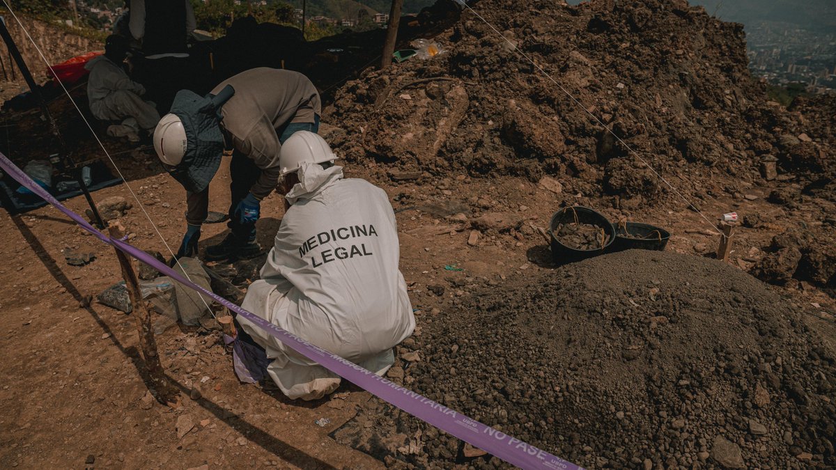 JEP_Colombia's tweet photo. #Atención | La JEP y la @UBPD_Colombia encontraron nuevas estructuras óseas en La Escombrera de La Comuna 13 de Medellín. Es el tercer hallazgo forense esta semana.

El Instituto Nacional de Medicina Legal (@MedLegalColombi) empezará el proceso para identificar cuántas y quiénes son las víctimas.