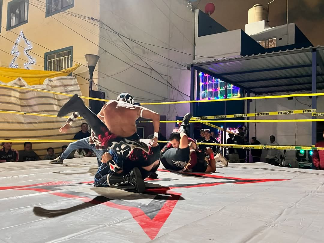 LaTijeraLucha's tweet photo. La segunda lucha en el #Yunke es para la tercia técnica #HuracanRamirezJr y #BabyStarJr al dar cuenta de gran manera a los rudos #DementXtreme, #Inframundo y #BlackAngel en una gran posada organizada por la #Parca y #Max a los alrededores de Jamaica en el festejo de #Bugambilia… https://t.co/IchRPfvpWF