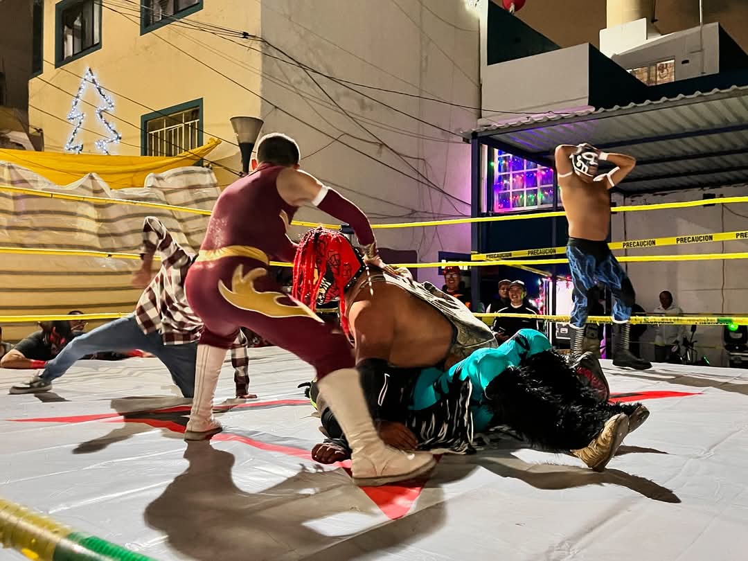 LaTijeraLucha's tweet photo. La segunda lucha en el #Yunke es para la tercia técnica #HuracanRamirezJr y #BabyStarJr al dar cuenta de gran manera a los rudos #DementXtreme, #Inframundo y #BlackAngel en una gran posada organizada por la #Parca y #Max a los alrededores de Jamaica en el festejo de #Bugambilia… https://t.co/IchRPfvpWF