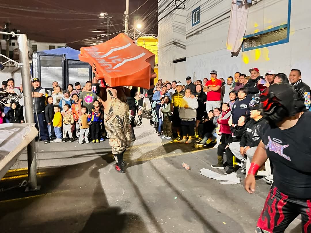 LaTijeraLucha's tweet photo. La segunda lucha en el #Yunke es para la tercia técnica #HuracanRamirezJr y #BabyStarJr al dar cuenta de gran manera a los rudos #DementXtreme, #Inframundo y #BlackAngel en una gran posada organizada por la #Parca y #Max a los alrededores de Jamaica en el festejo de #Bugambilia… https://t.co/IchRPfvpWF