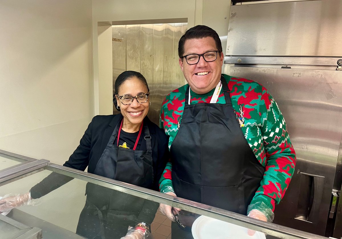 SFPartnersAACPS's tweet photo. #AACPSAwesome we had a blast today sharing moments with all our colleagues at Central Office before heading off for the holidays. Wishing our families the best! 🎄✨

Happy Holidays! ¡Felices fiestas! خوشی کی تعطیلات! 节日快乐! Chúc mừng lễ hội! https://t.co/QiiLN29RmW