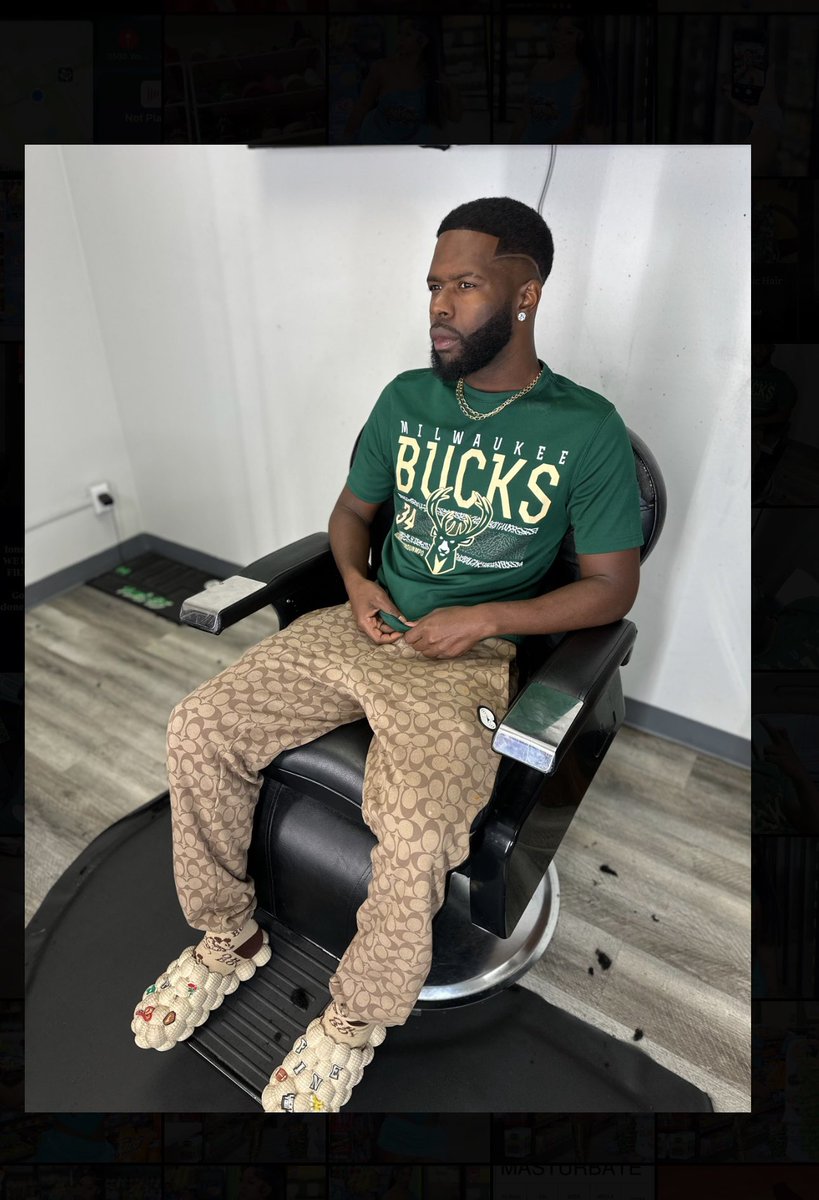PrinceHefnerXXX's tweet photo. Me In Coach     VS    Me Coaching Bro To Take 🍆 https://t.co/qr937ohAhX