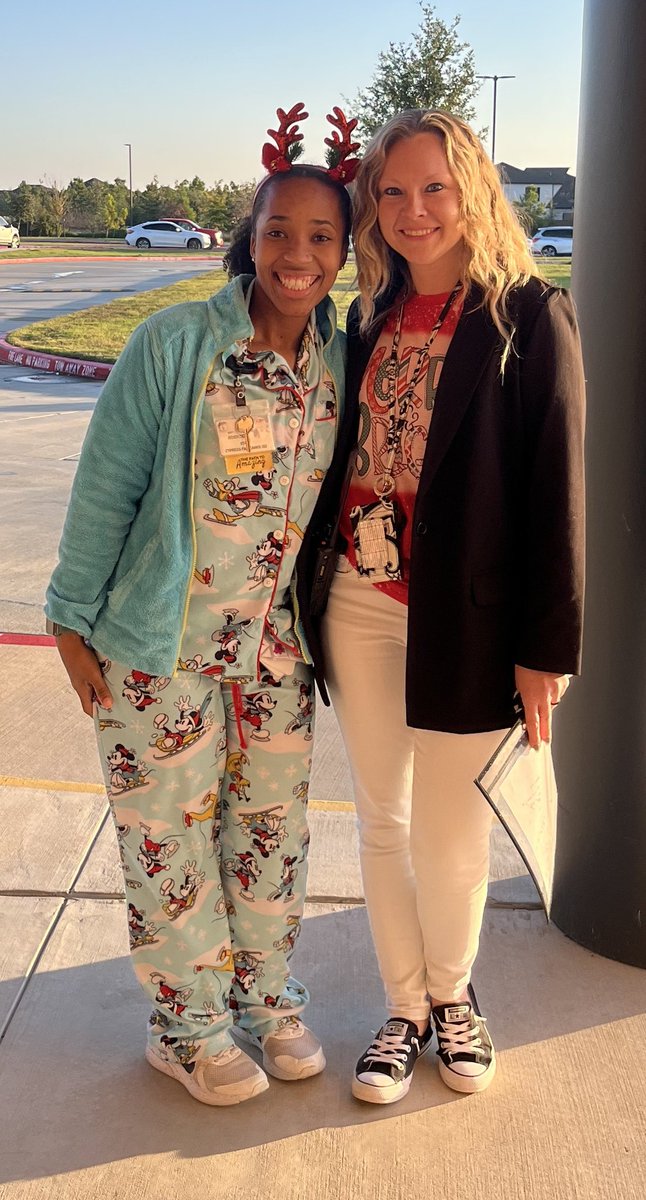 We HAD to get our annual birthday twin photo! 
<a href="/CFISD_Robinson/">Brianna Robinson, M.Ed</a> 
<a href="/cfisdmcgown/">@cfisdmcgown</a>