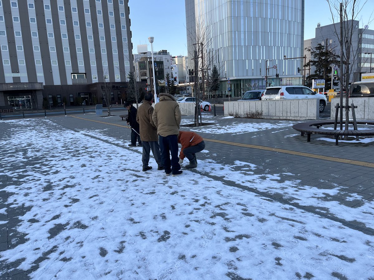 #光るカーリングシートイベントの準備が始まりました❗️まとまった雪が降り次第作業開始です💪。お楽しみに‼️
イベント：#ピカピカーリング2025
開催時期：2025.1月中旬
開催場所：#JR北見駅前 小広場
開催者：#北見工大観光 #マネジメント工学 #ピカピカーリングプロジェクト