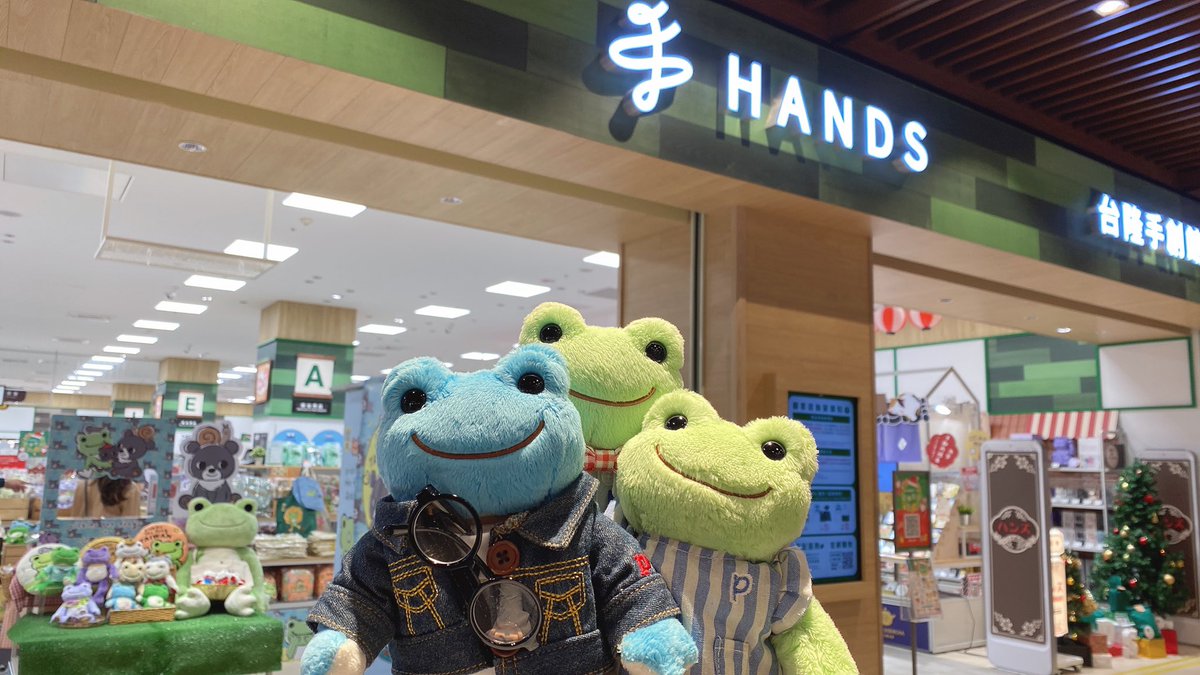 TheFrog0113's tweet photo. wawaちゃんコラボのプリクラを撮りました📸✌️
顔隠し用（？）の看板もあって
ありがたい☺️

ピクルスを上に掲げて、そのままキープ！腕がプルプル…
韓国のときを思い出した😂

#いとあめふにの旅行　
#いとあめふに台湾旅行記 https://t.co/ILB5nyO0br