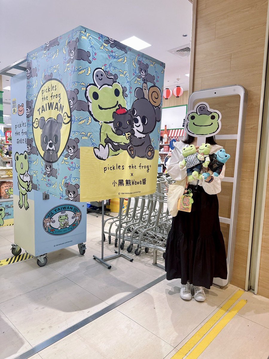 TheFrog0113's tweet photo. wawaちゃんコラボのプリクラを撮りました📸✌️
顔隠し用（？）の看板もあって
ありがたい☺️

ピクルスを上に掲げて、そのままキープ！腕がプルプル…
韓国のときを思い出した😂

#いとあめふにの旅行　
#いとあめふに台湾旅行記 https://t.co/ILB5nyO0br