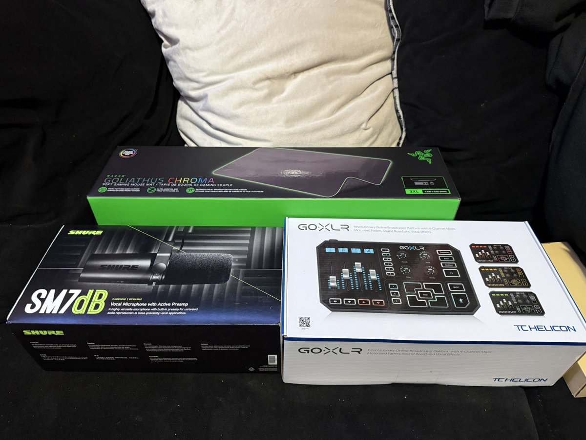 stayblowedHD's tweet photo. Couple upgrades for the setup mic quality gana be on another level for the streams🔥 #goxlr #shuresm7db https://t.co/NzX4BohTny