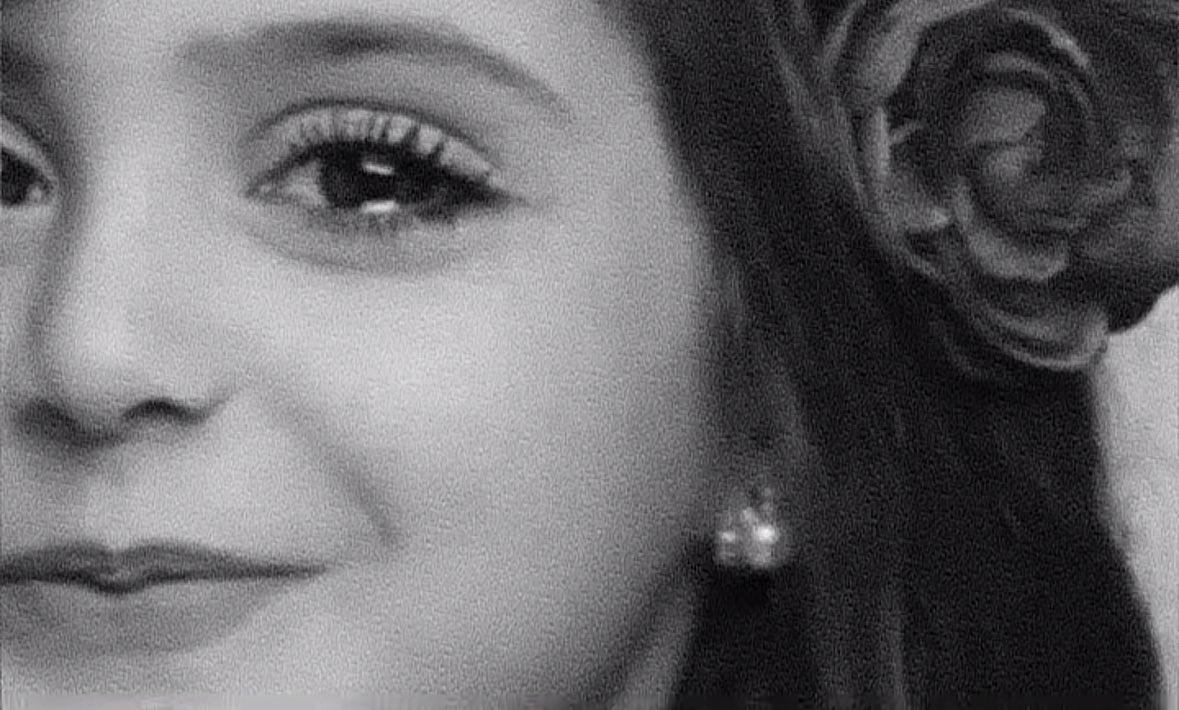 جادلٍ تلعب مثل لعب الحشاشه
لو توسّد يدك ماكنها تنسّم

من كثر مافي ملامحها بشاشه
لابغت تبكي قبل تبكي تبسّم

#راشد_بن_قطيما