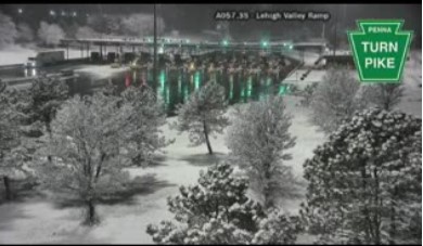 Beautiful shot of the snow on the Northeast Extension near the #LehighValley interchange. <a href="/KYWNewsradio/">KYW Newsradio - NOW ON 103.9 FM!</a>