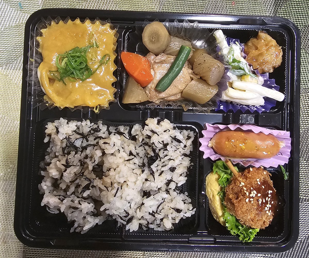 nb_tamashima's tweet photo. おはようございます☺️

本日の日替わり弁当(税込620円)は

・鶏ごぼう
・カレーうどん
・串かつ
・マカロニサラダ
・ハニマスソーセージ
・ポーク焼売
・玉子焼き

変わりご飯はひじきです☘️

さあ
週末ですよ～😁
お仕事の方もお休みの方も
お昼お弁当は
いかがですか？ https://t.co/VQImmtoVCg